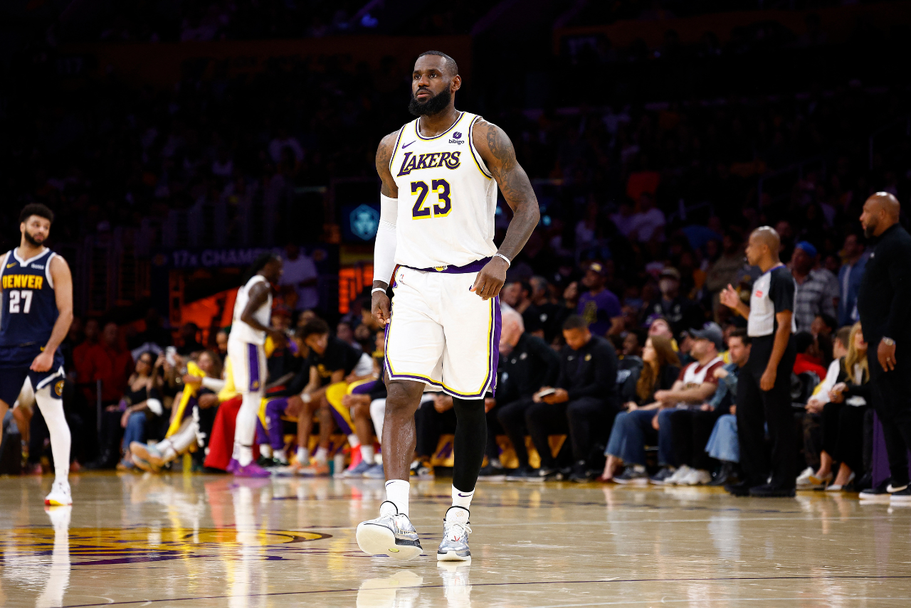 LeBron James deverá continuar nos Lakers por mais três anos