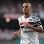 Rafinha volta aos treinos com o São Paulo