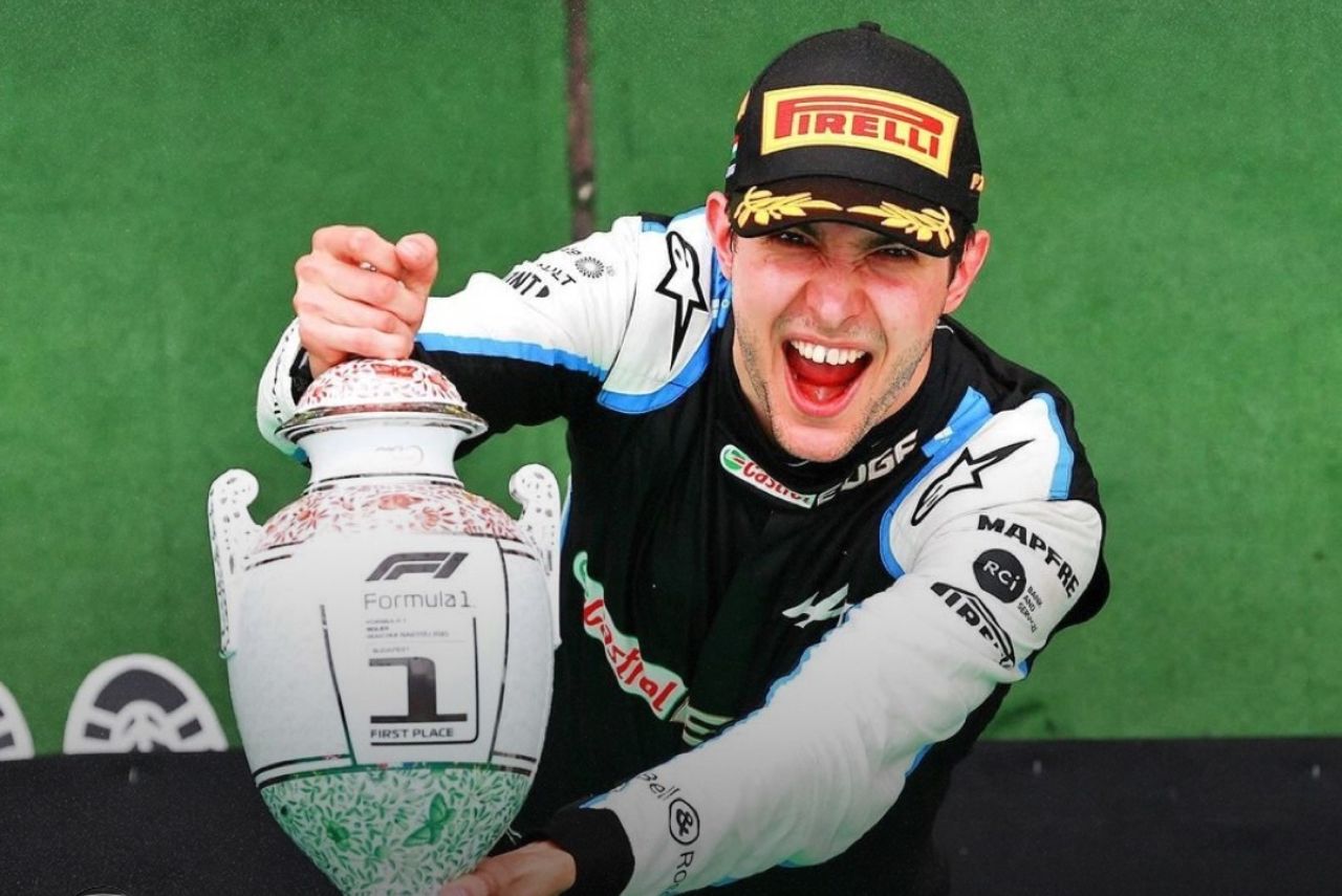 Esteban Ocon, da Alpine, com troféu do GP da Hungria de 2021 de Fórmula 1