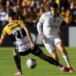 Joaquín Piquerez e Claudinho em lance do jogo Criciúma x Palmeiras no Brasileirão 2024