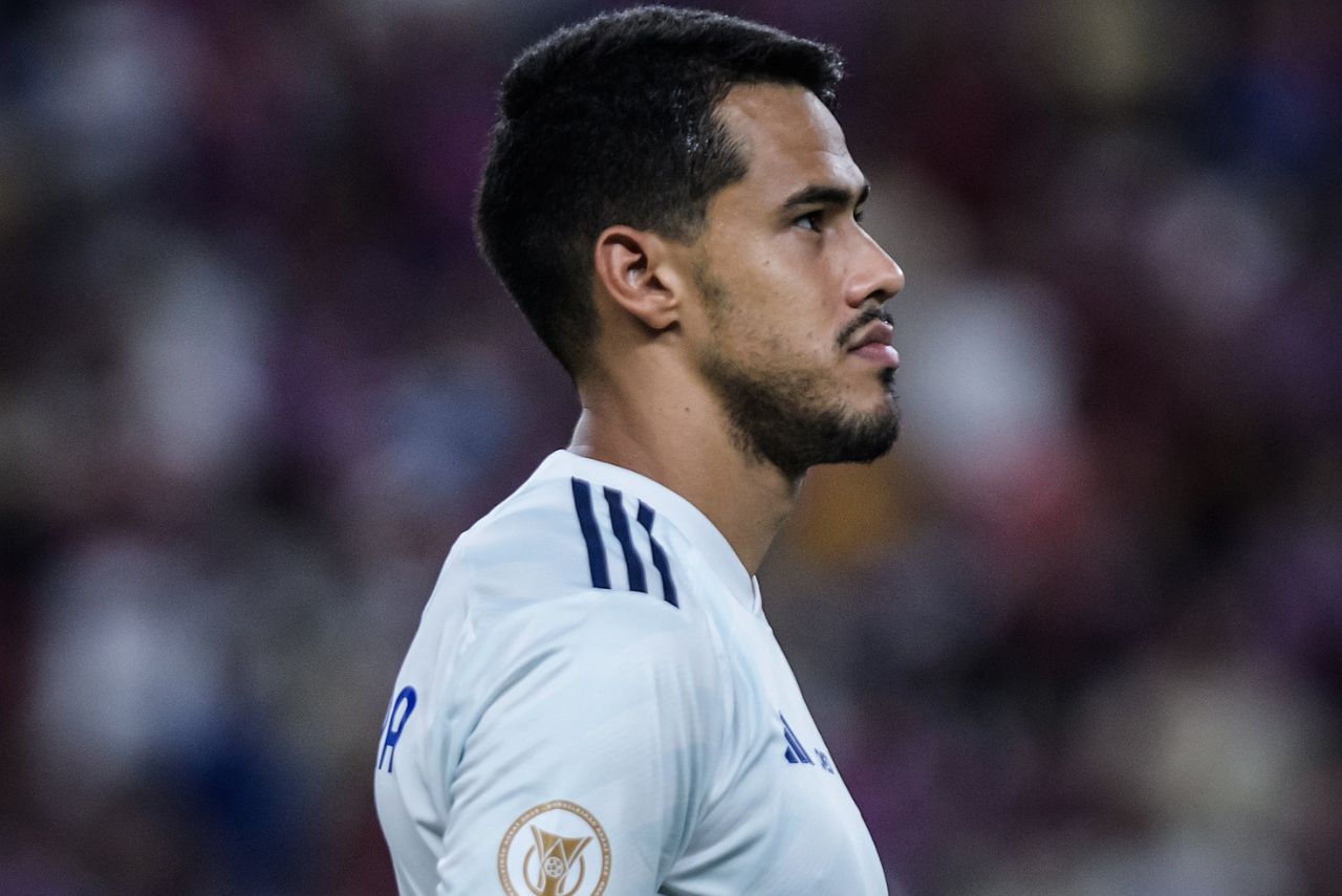 Zagueiro Lucas Oliveira em jogo do Cruzeiro em 2023