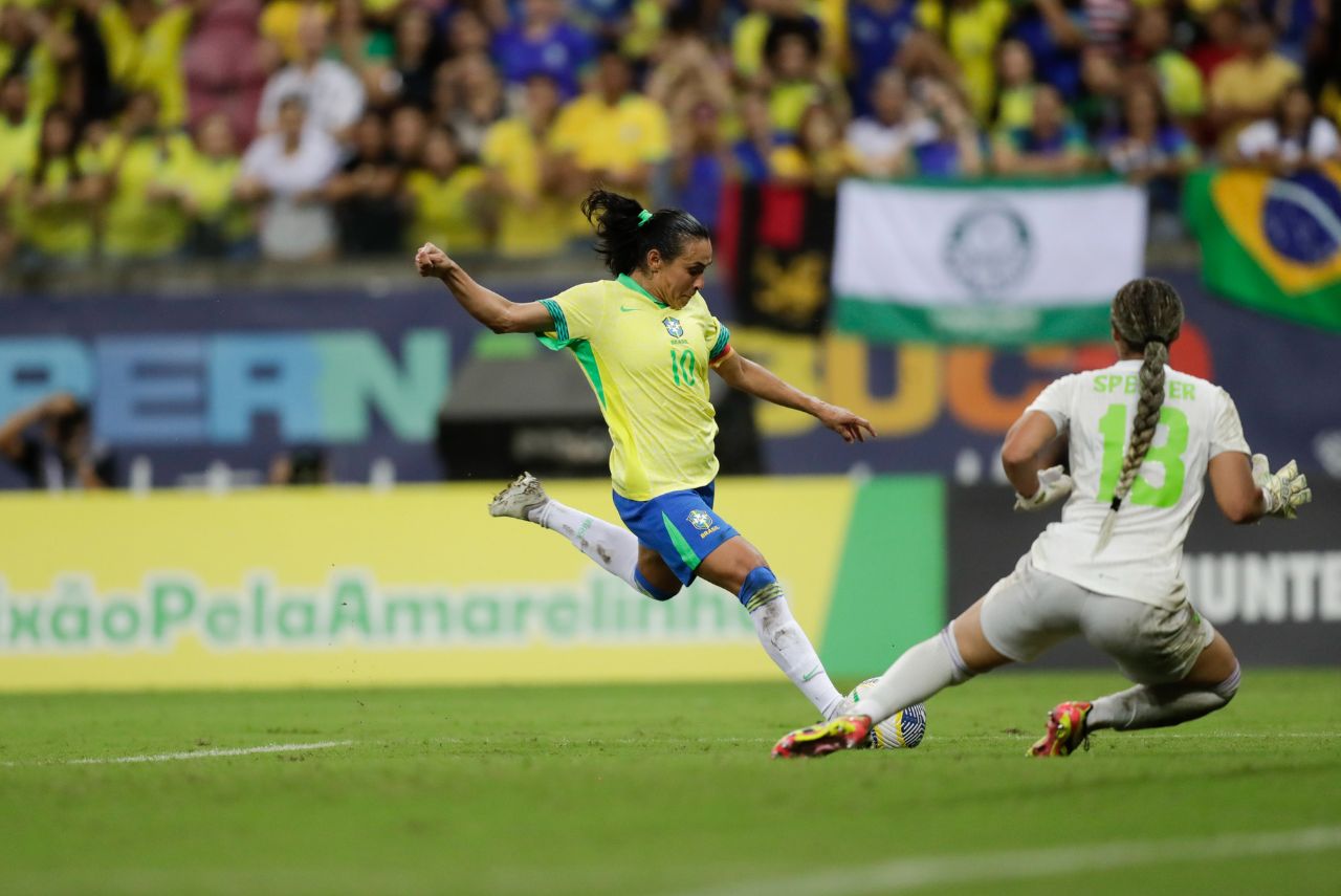 Marta em jogo da Seleção Feminina de Futebol na Arena de Pernambuco