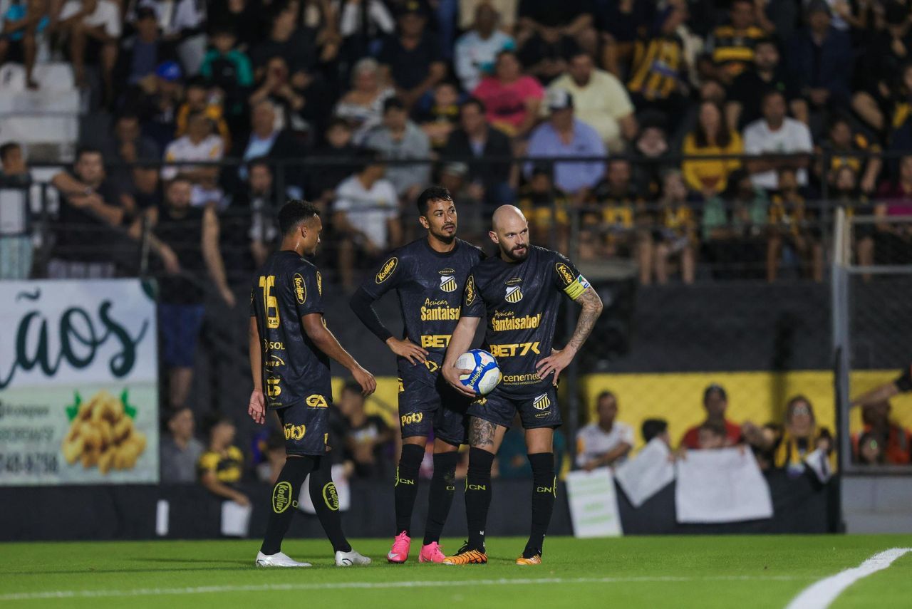 Jogadores do Novorizontino em jogo contra o Santos na Série B 2024