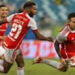 Wesley e Hugo Mallo no jogo Cuiabá x Internacional no Brasileirão 2024