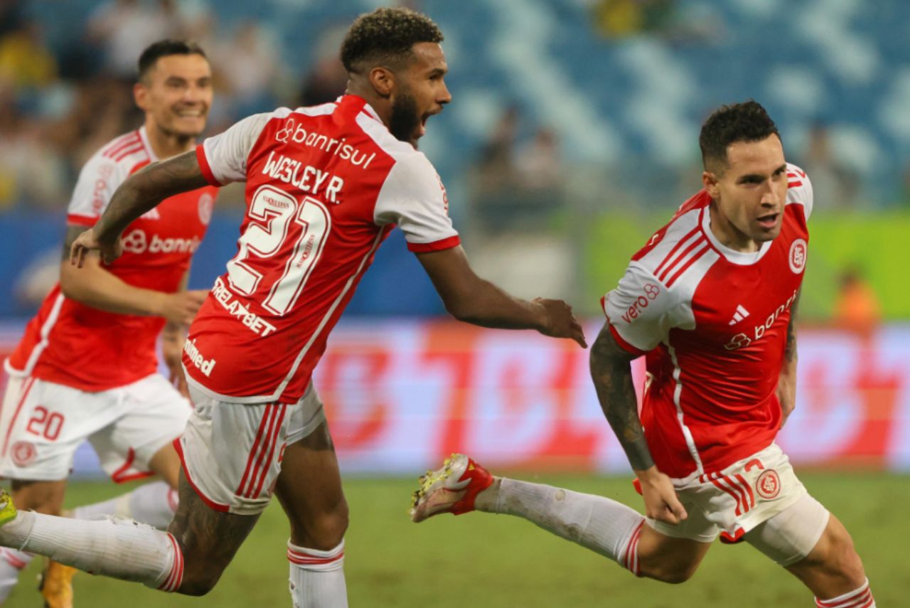 Wesley e Hugo Mallo no jogo Cuiabá x Internacional no Brasileirão 2024