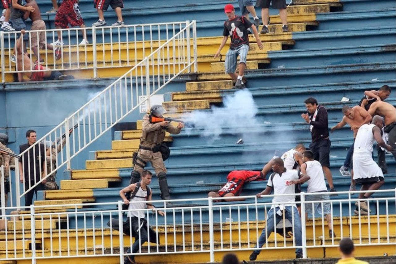 Briga ocorreu na partida entre Athletico-PR e Vasco pelo Brasileirão de 2013 (Foto: Reprodução)