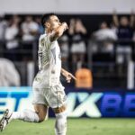 Bigode marcou um dos gols da vitória do Santos. Foto: Reprodução/X