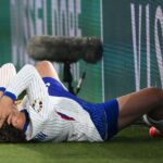 Griezmann atingiu placa e levou corte na cabeça (Foto: Alberto Pizzoli/AFP)