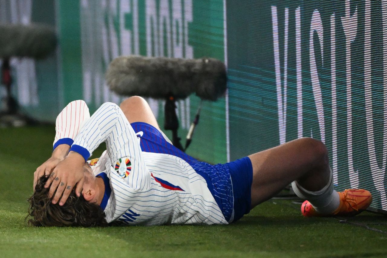 Griezmann atingiu placa e levou corte na cabeça (Foto: Alberto Pizzoli/AFP)