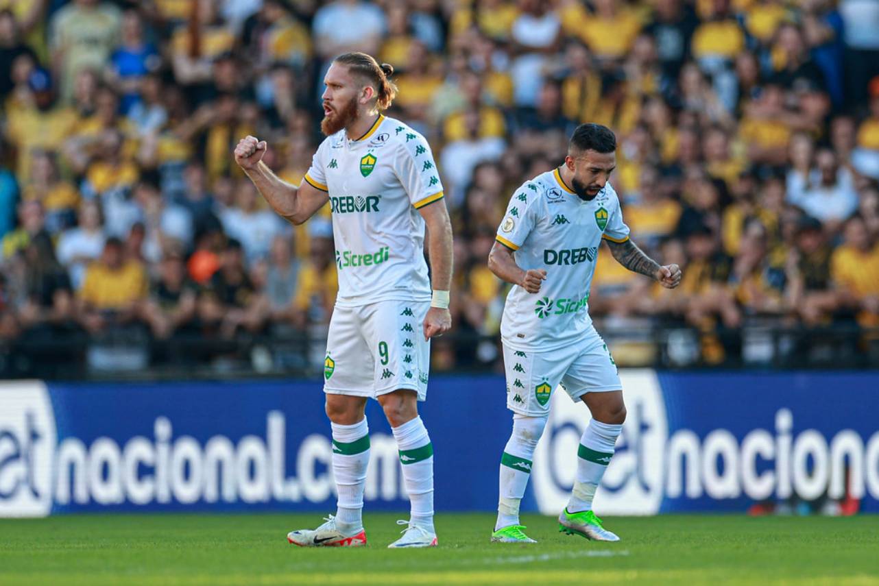 Pitta e Clayson foram os autores dos gols do Cuiabá no primeiro tempo. Foto: AssCom Dourado