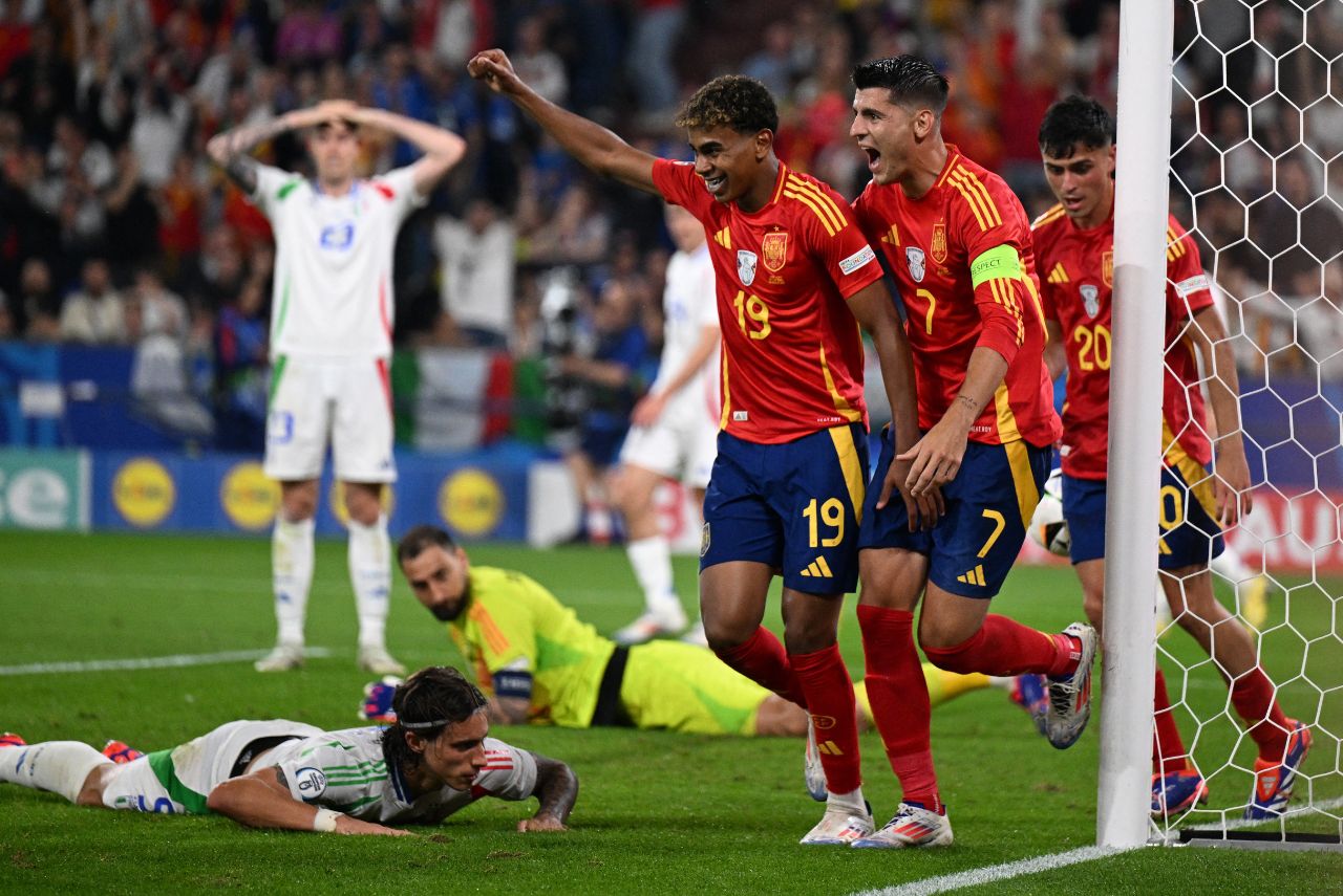 Espanha venceu a Itália e garantiu avanço às oitavas da Eurocopa (Foto: Patricia de Melo Moreira/AFP)