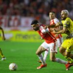 Internacional venceu o Delfín pela Sul-Americana (Foto: Silvio Avila/AFP)