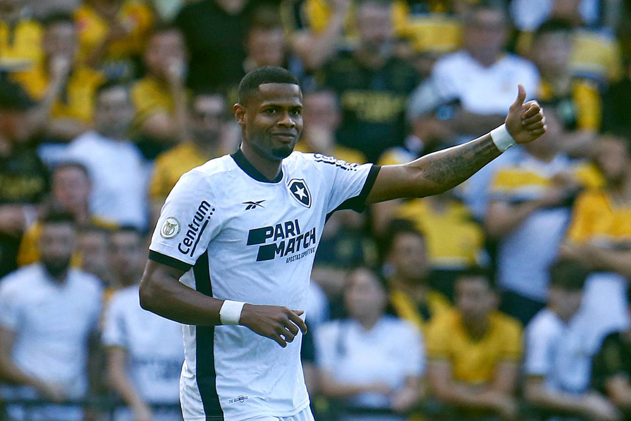 Júnior Santos deve ser poupado do próximo jogo. Foto: Vitor Silva/Botafogo