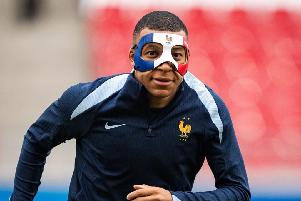 Mbappé durante treino com a Seleção Francesa nesta sexta (Foto: Reprodução)