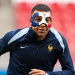 Mbappé durante treino com a Seleção Francesa nesta sexta (Foto: Reprodução)