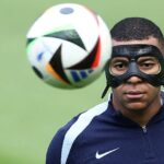 Mbappé durante o treino da França neste domingo (23). Foto: FRANCK FIFE/AFP