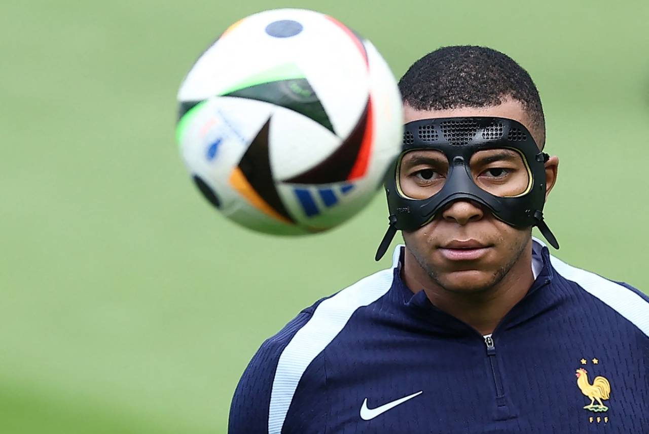 Mbappé durante o treino da França neste domingo (23). Foto: FRANCK FIFE/AFP