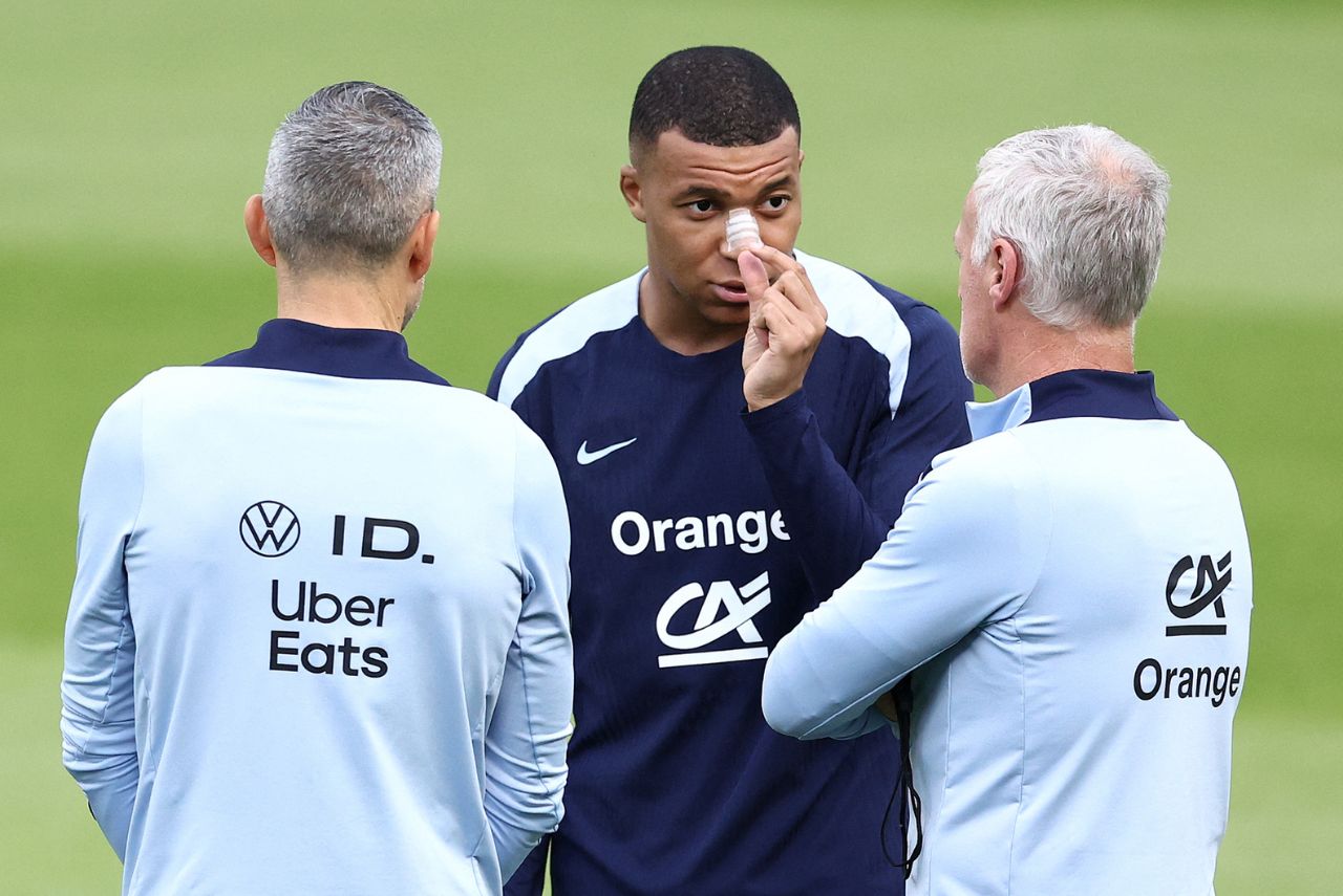 Mbappé participou de treino após lesão no nariz (Foto: Franck Fife/AFP)
