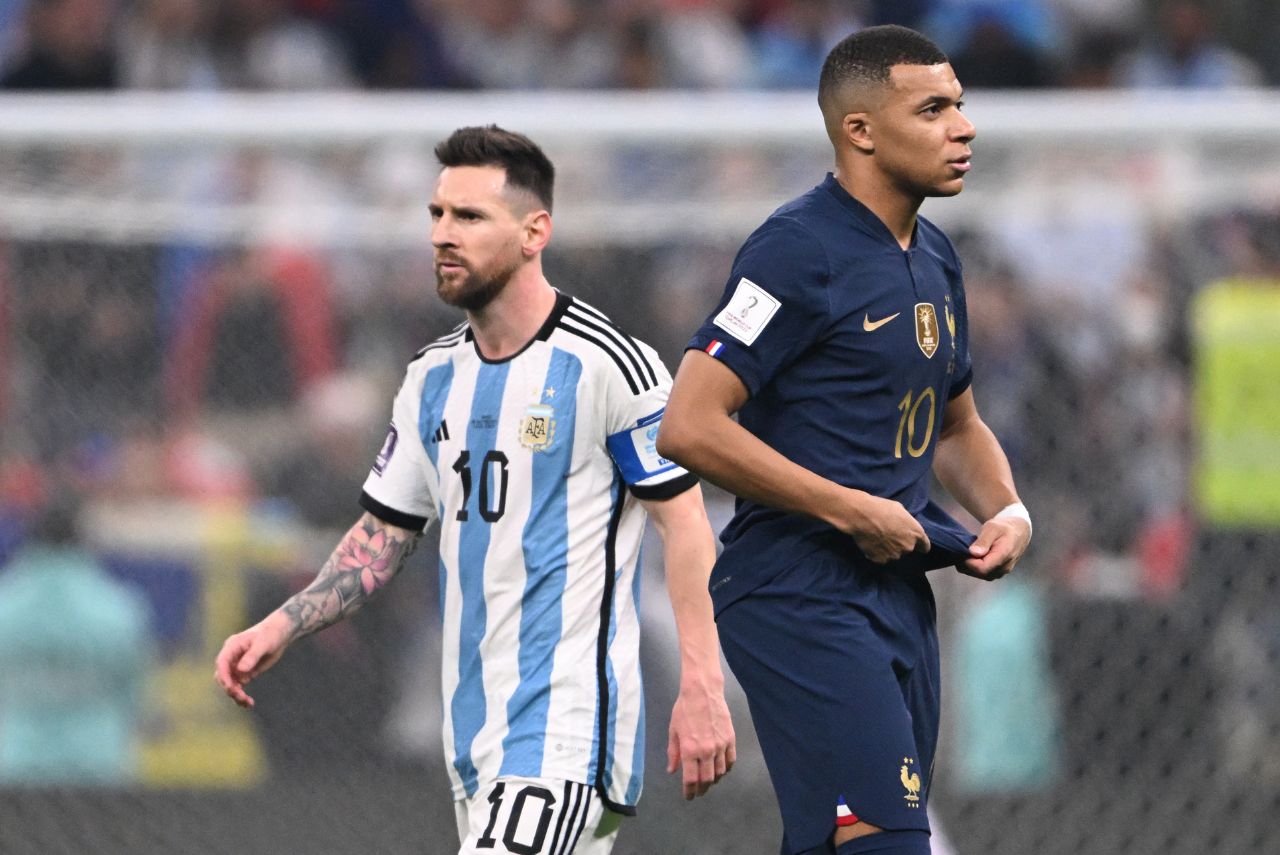 Messi e Mbappé na Copa do Mundo do Catar em 2022 (Foto: Kirill Kudryavtsev/AFP)