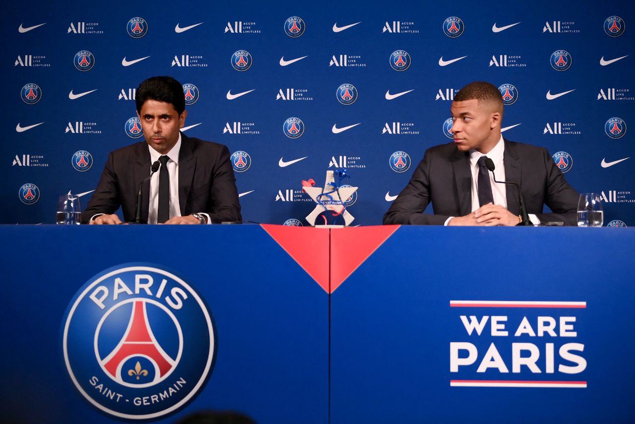 Nasser Al-Khelaïfi, CEO do PSG, e Mbappé (Foto: Franck Fife/AFP)