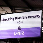 O VAR na Premier League terá mudanças na próxima temporada. Foto: Reprodução/X