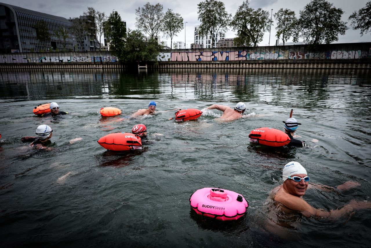 Grupo de nadadores no rio Sena em L'Île-Saint-Denis (Foto: Stephane de Sakutin/AFP)