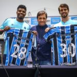 Rodrigo Caio e Jemerson sendo apresentado como reforço do Grêmio. Foto: Divulgação/Grêmio
