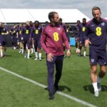 Harry Kane e Southgate durante treino da Inglaterra. Foto: Reprodução/X