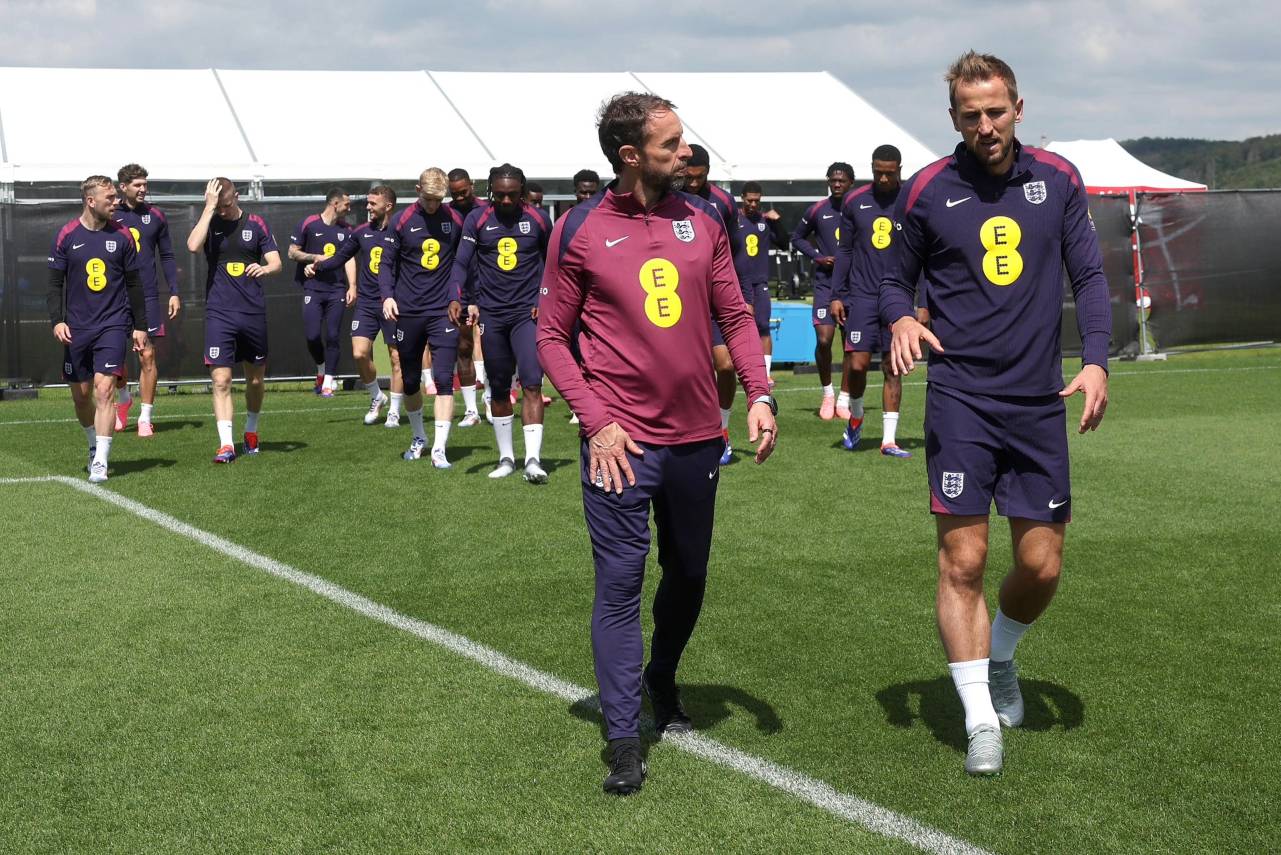 Harry Kane e Southgate durante treino da Inglaterra. Foto: Reprodução/X