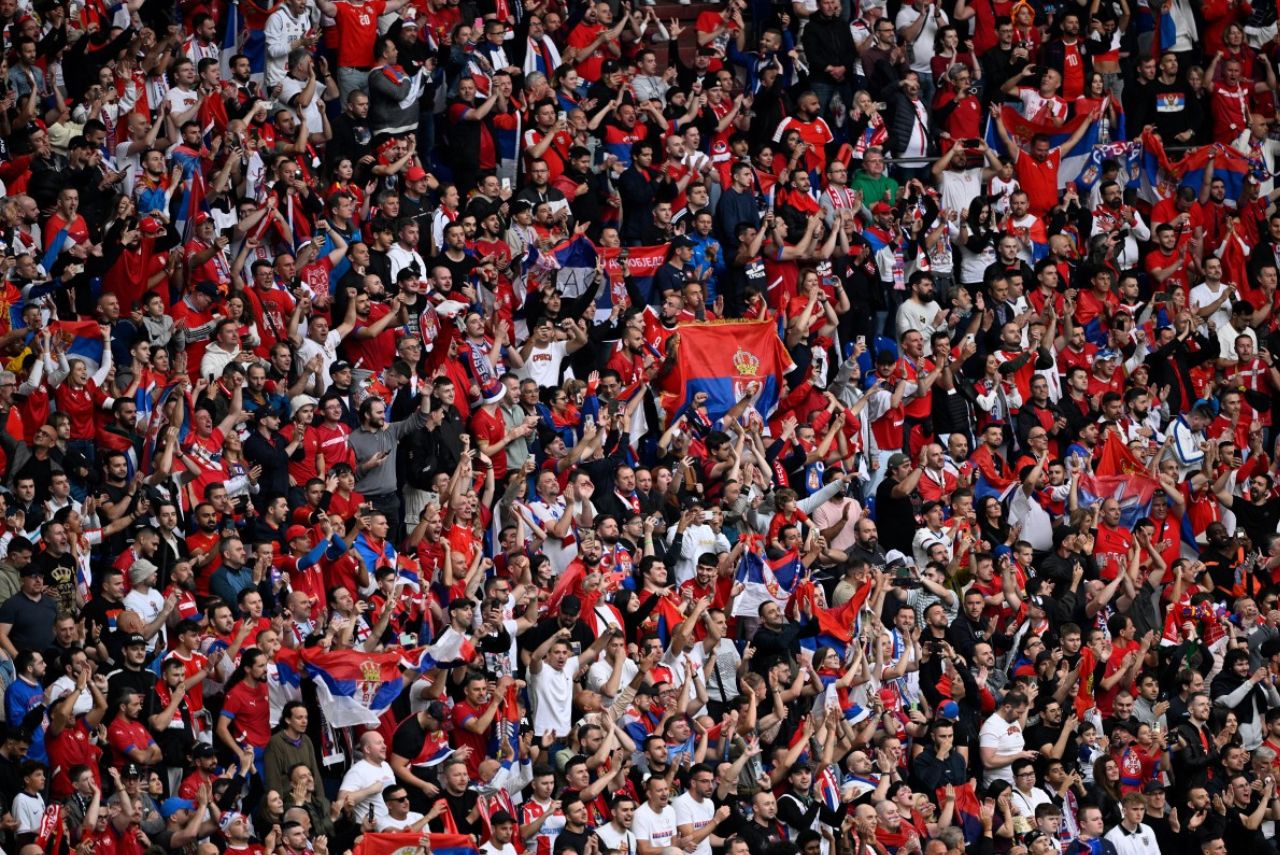 Comportamento de torcida da Sérvia motivou processo da UEFA (Foto: Ina Fassbender/AFP)