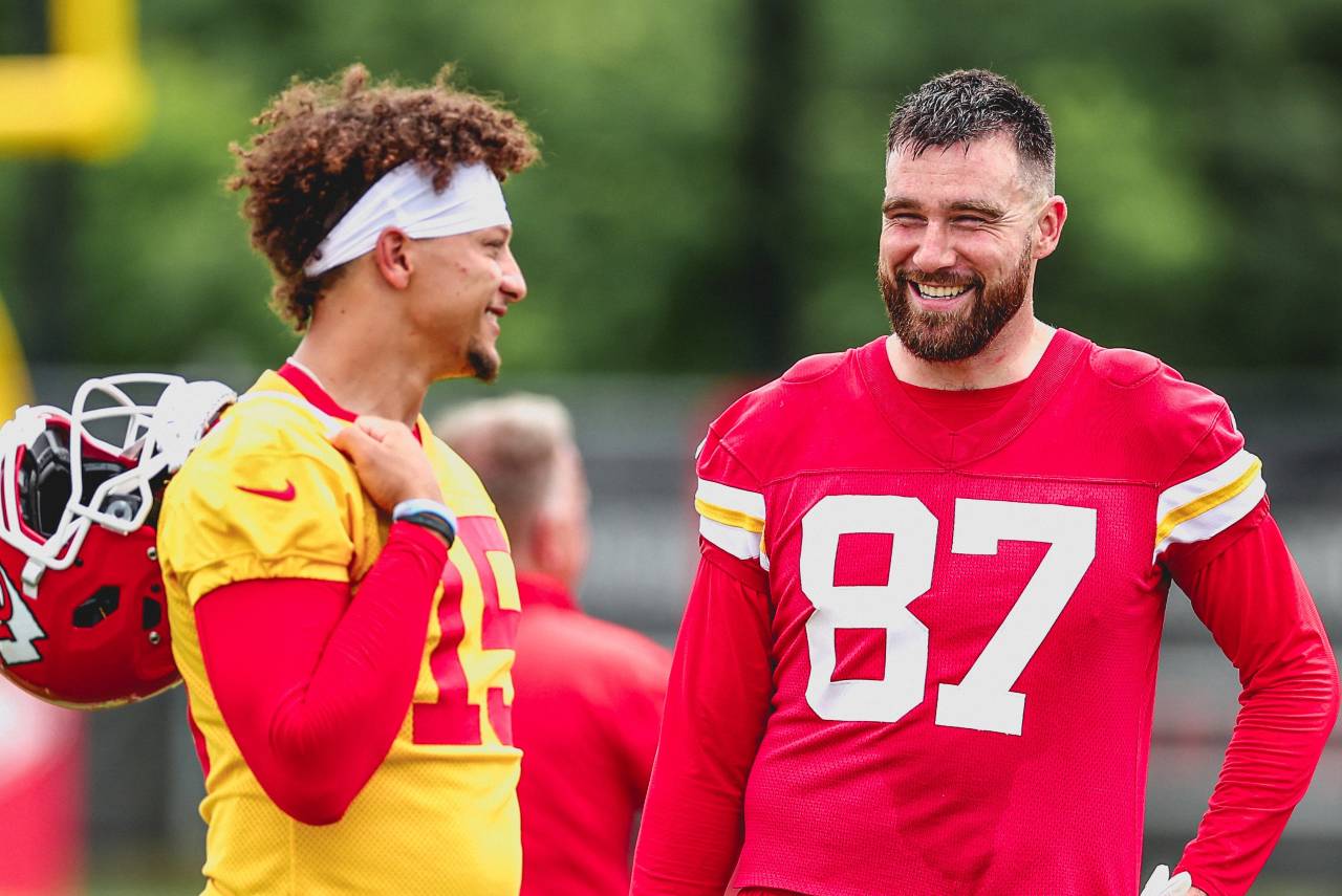 Travis Kelce e Mahomes durante treino do Kansas. Foto: Reprodução/X