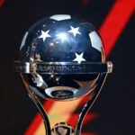 Troféu da Copa Sul-Americana (Foto: Norberto Duarte/AFP)