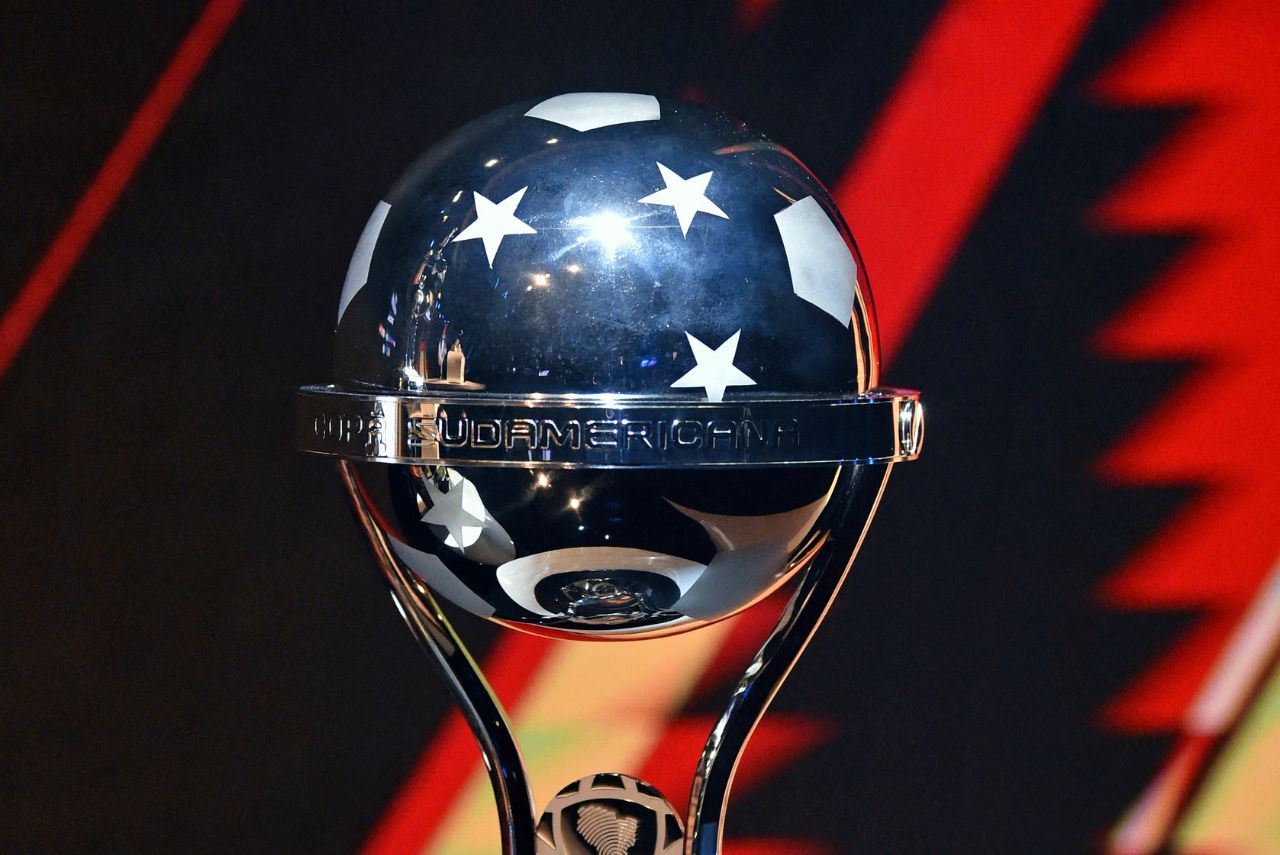 Troféu da Copa Sul-Americana (Foto: Norberto Duarte/AFP)
