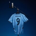 Uniforme do Manchester City com fonte de Noel Gallagher (Foto: Divulgação)