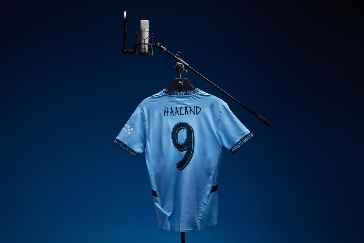 Uniforme do Manchester City com fonte de Noel Gallagher (Foto: Divulgação)