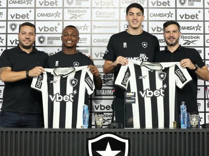 Nathan Fernandes e Jair sorrindo no gramado do Botafogo com a camisa do clube.