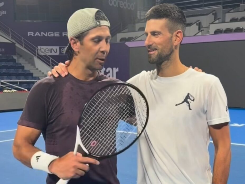 Carlos Alcaraz jogando tênis no Aberto de Doha.