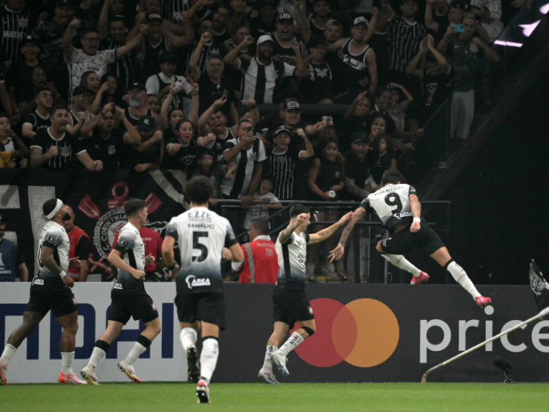 Torcedor do Corinthians decepcionado assistindo a um jogo em um bar.
