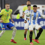 Meio-campista brasileiro Igor Serrote em momento de tensão durante jogo contra a Argentina.