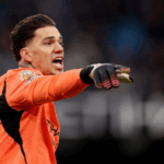 Goleiro Ederson comemora recorde histórico de assistências na Premier League.