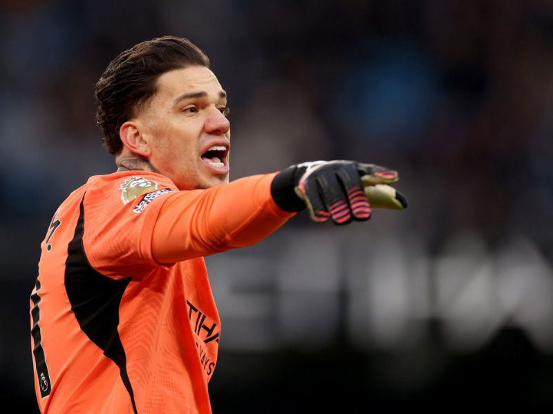 Goleiro Ederson comemora recorde histórico de assistências na Premier League.