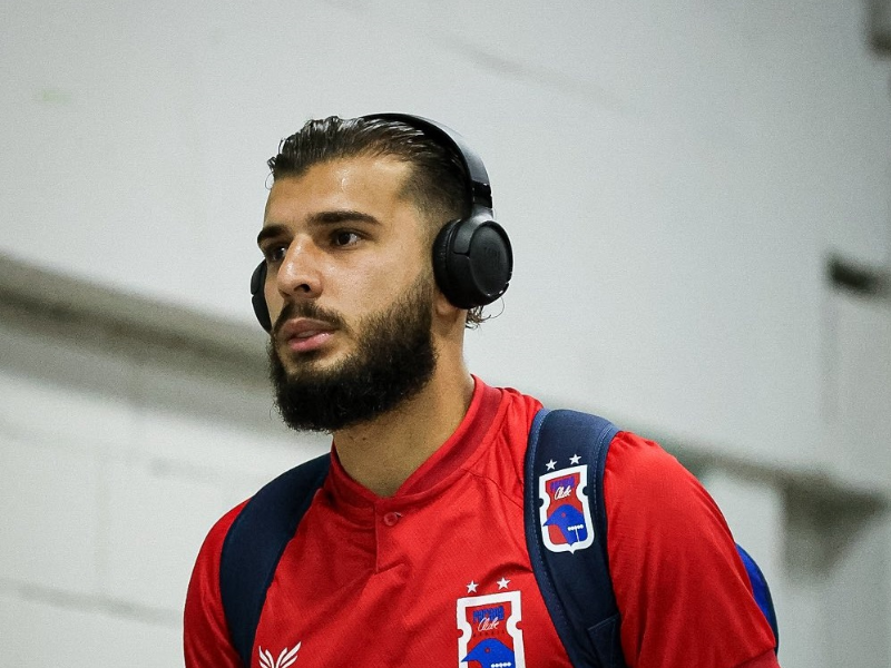 Eduardo Tanque, novo atacante do Santa Cruz, correndo em direção ao gol durante um jogo no estádio.