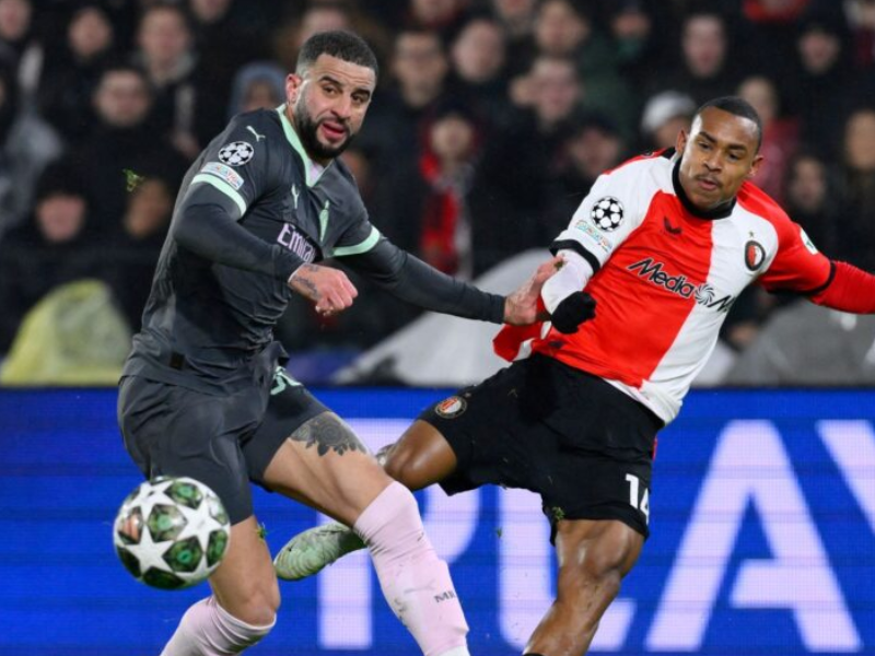 Estádio San Siro iluminado durante o jogo Milan x Feyenoord na Champions League.
