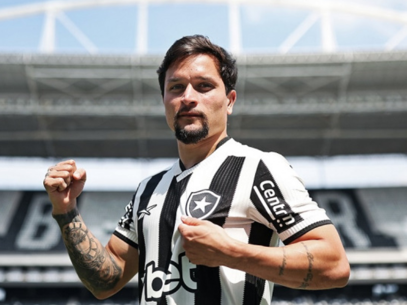 Jogador Artur sentado no vestiário do Botafogo, concentrado antes do jogo contra o Racing.