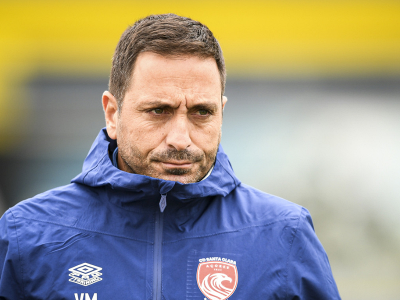 Diretoria do Botafogo reunida em uma sala moderna, discutindo a regularização de um profissional na Conmebol.