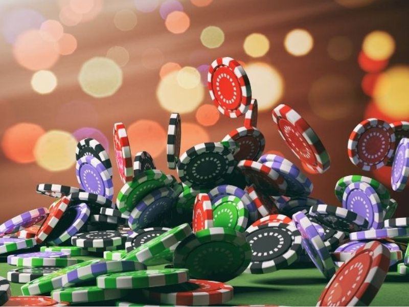 Neymar e Depay jogando pôquer em evento beneficente, sorrindo e interagindo com outros participantes.