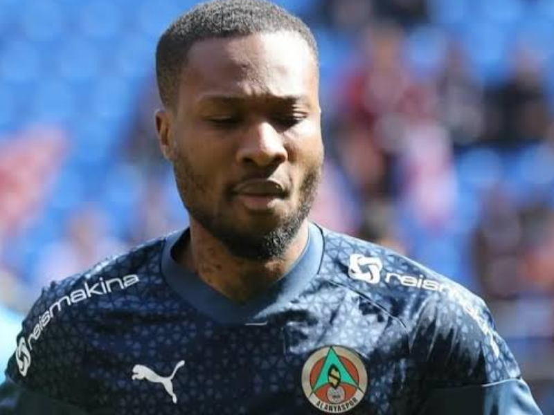 Loide Augusto sorrindo com a camisa do Vasco em São Januário.