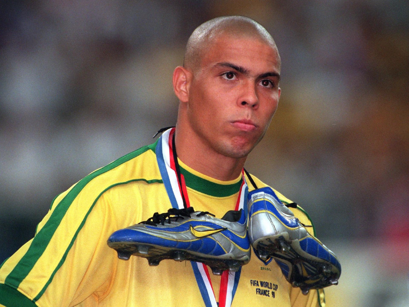 Ronaldo Fenômeno cabisbaixo no gramado após a derrota na final da Copa do Mundo de 1998 contra a França.