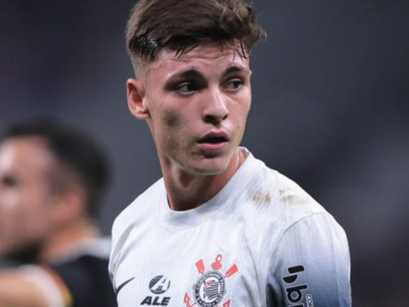 Breno Bidon, jogador do Corinthians, em campo durante um jogo.