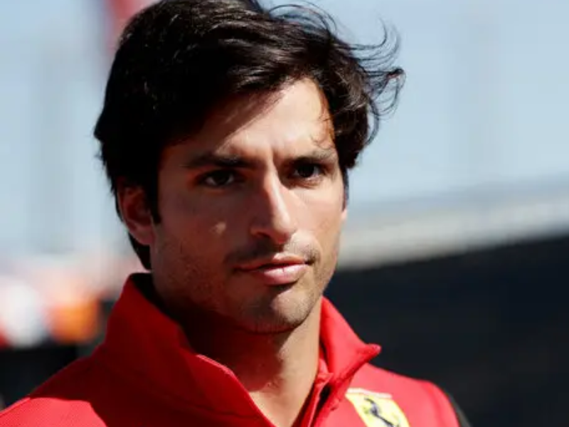 Carlos Sainz Jr. em escritório moderno com elementos da Fórmula 1, simbolizando sua nova posição na GPDA.